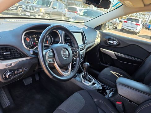 Used 2017 Jeep Cherokee Latitude w/ Comfort/Convenience Group image 9