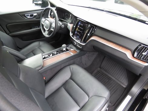 Used 2022 Volvo S60 B5 Momentum w/ Premium Package image 15