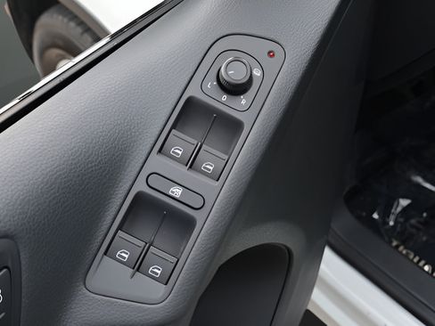 Used 2016 Volkswagen Tiguan S FWD image 13