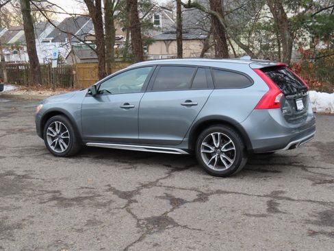 Used 2017 Volvo V60 T5 Cross Country w/ Convenience Package image 3