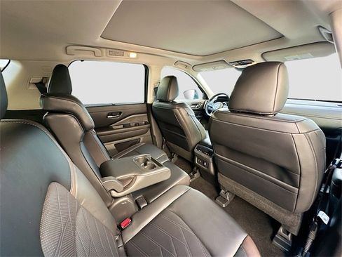 Used 2024 Nissan Pathfinder Platinum w/ Cargo Package image 29