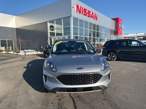 Used 2022 Ford Escape SE w/ Cold Weather Package image 2