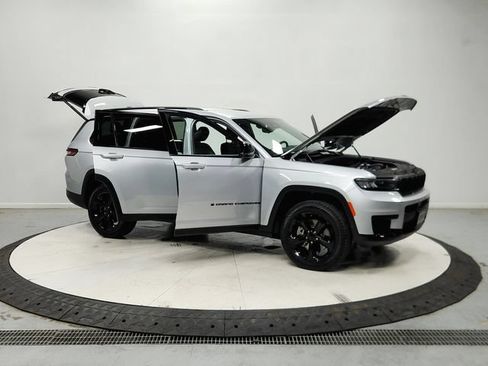 Used 2023 Jeep Grand Cherokee L Laredo RWD image 10