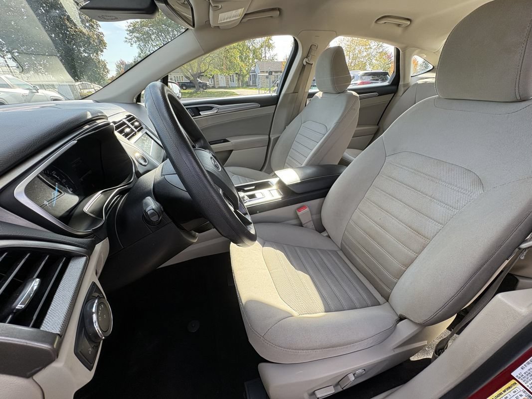 Used 2020 Ford Fusion SE FWD image 23