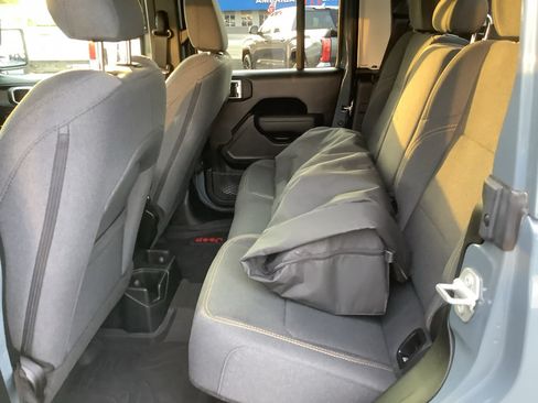 Used 2025 Jeep Gladiator Sport AWD/4WD image 9