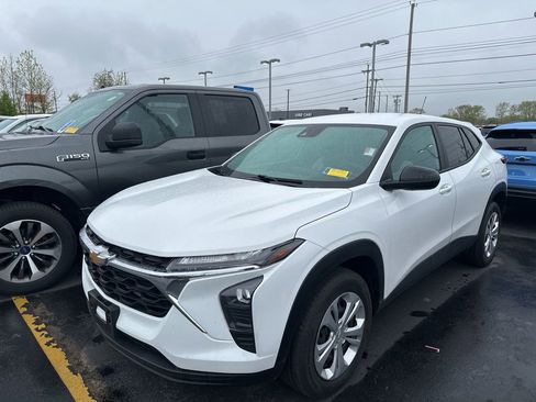 Used 2024 Chevrolet Trax LS FWD image 5