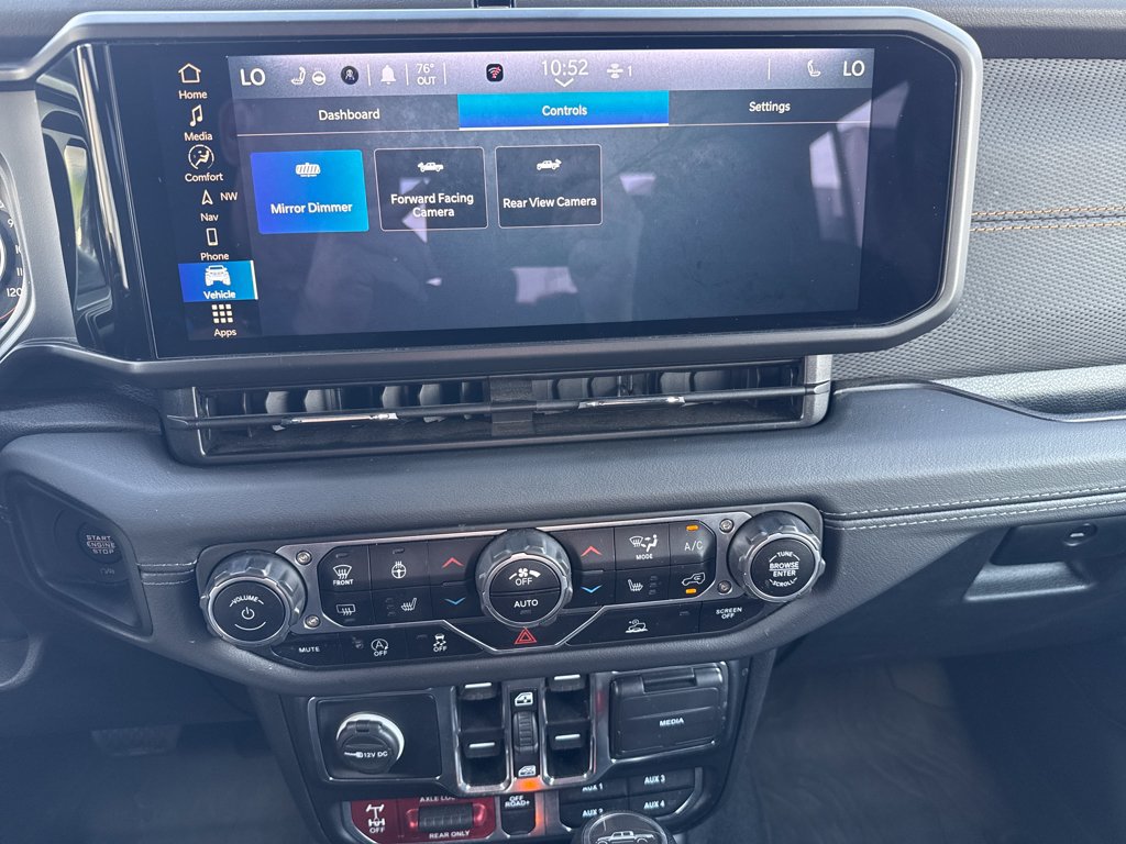 Used 2024 Jeep Gladiator Mojave w/ Technology Group AWD/4WD image 19