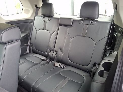 Used 2025 Honda Pilot Touring image 9