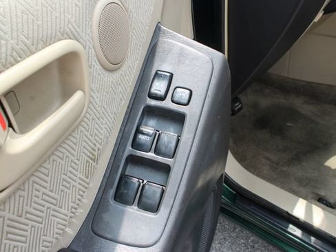 Used 2001 Toyota Highlander 2WD w/ Quick-Order Pkg image 11