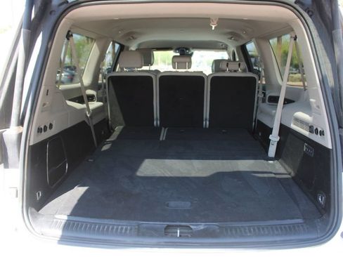 Used 2024 Jeep Wagoneer L Series II RWD image 8