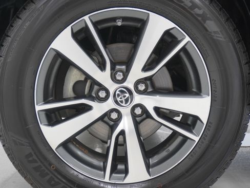 Used 2018 Toyota RAV4 XLE FWD image 27