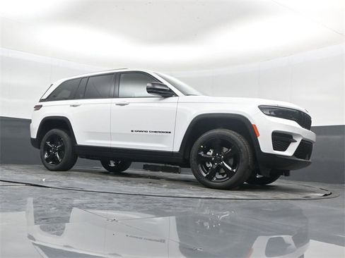 New 2025 Jeep Grand Cherokee Altitude image 36