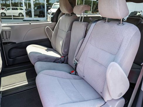 Used 2020 Toyota Sienna LE w/ Carpet Mat Package FWD image 8