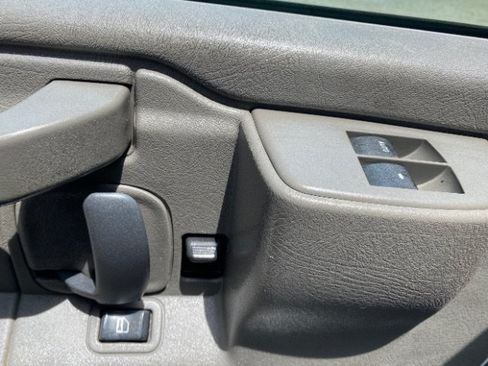 Used 2017 Chevrolet Express 2500 RWD image 21