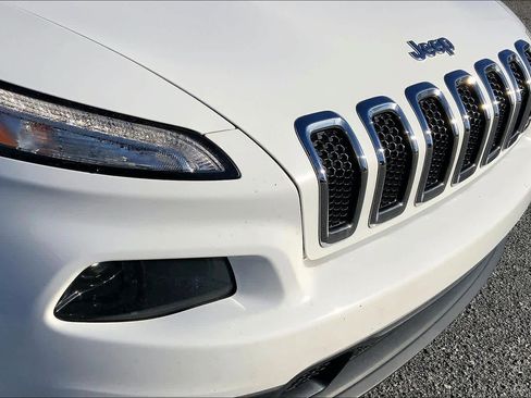 Used 2017 Jeep Cherokee Sport image 28
