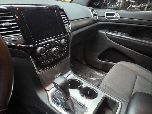 Used 2019 Jeep Grand Cherokee Laredo w/ 18" Wheel & 8.4" Radio Group image 14