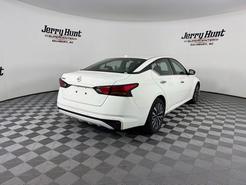 Used 2025 Nissan Altima 2.5 SV FWD image 11