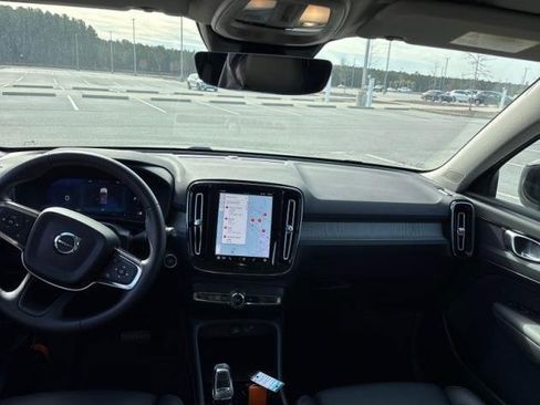 Certified 2025 Volvo XC40 B5 Plus image 3