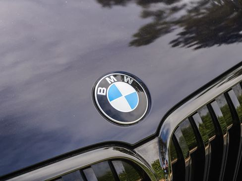 Used 2022 BMW 740i w/ M Sport Package RWD image 10