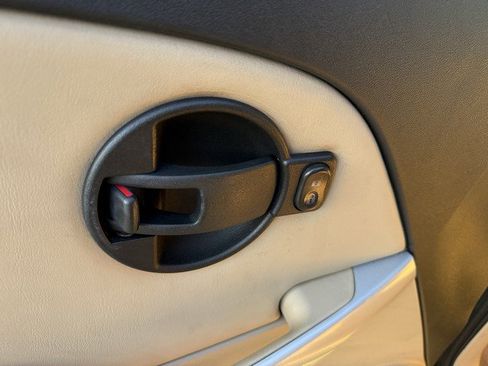 Used 2005 Chevrolet Equinox LT w/ Preferred Equipment Group AWD/4WD image 13