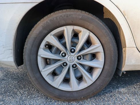 Used 2017 Toyota Camry LE image 13