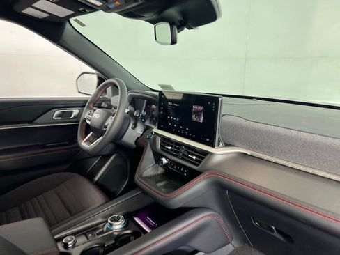 Used 2025 Ford Explorer ST-Line w/ Premium Package image 34