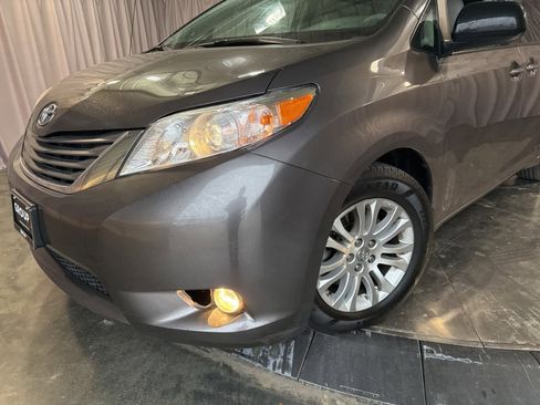 Used 2014 Toyota Sienna XLE image 7