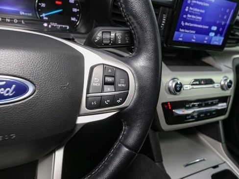 Used 2022 Ford Explorer XLT image 32