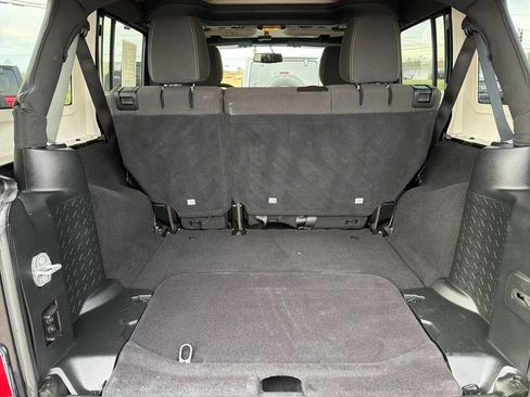 Used 2018 Jeep Wrangler Unlimited Rubicon w/ Connectivity Group AWD/4WD image 8