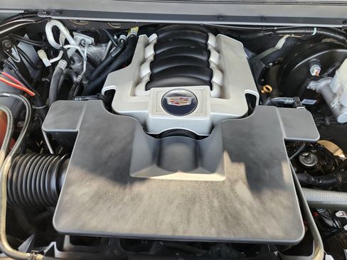 Used 2019 Cadillac Escalade Premium Luxury w/ Escalade Sport Edition RWD image 33
