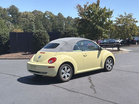 Used 2006 Volkswagen Beetle Convertible w/ Package 1 FWD image 3