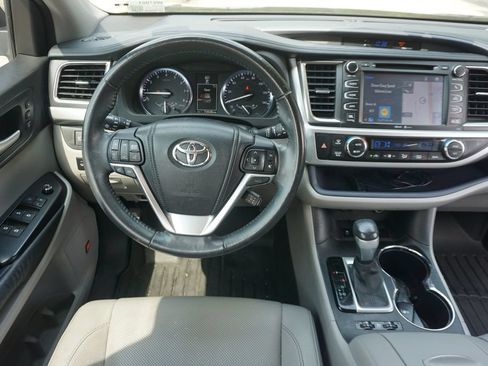 Used 2015 Toyota Highlander Limited w/ Driver Technology Package FWD image 5
