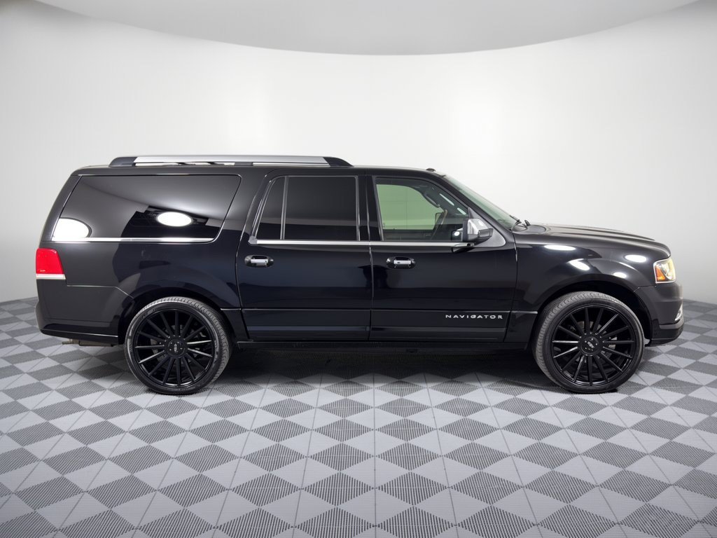 Used 2016 Lincoln Navigator L Select RWD image 8