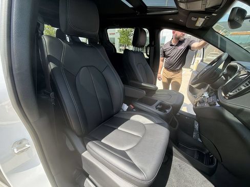 New 2026 Chrysler Pacifica Select FWD image 28