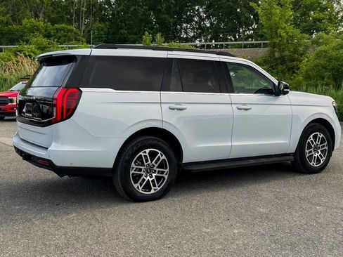 Used 2025 Ford Expedition Active AWD/4WD image 3