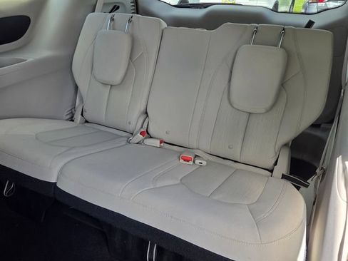 Used 2017 Chrysler Pacifica Touring FWD image 11