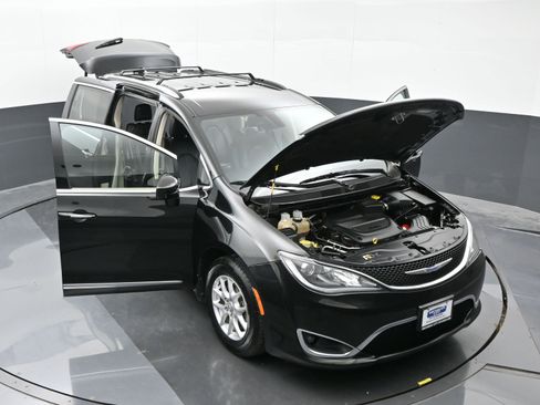 Used 2020 Chrysler Pacifica Touring-L image 46