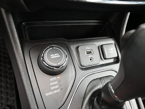 Used 2020 Jeep Cherokee Latitude Plus w/ Comfort/Convenience Group image 21