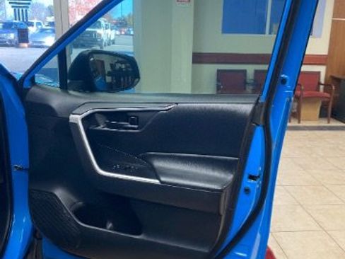 Used 2019 Toyota RAV4 LE image 11
