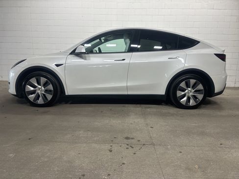 Used 2021 Tesla Model Y Long Range image 2