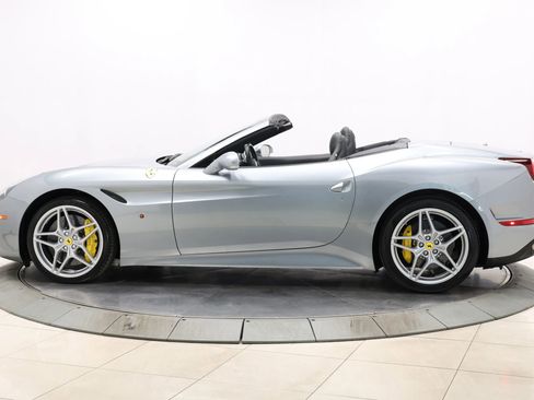 Used 2015 Ferrari California T RWD image 9