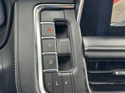 Used 2023 Chevrolet Suburban Premier image 15