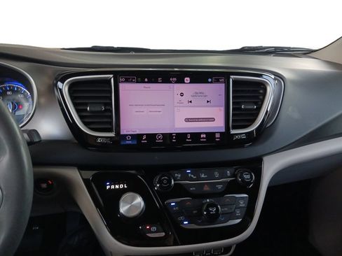 Used 2022 Chrysler Pacifica Touring-L w/ Uconnect Theater Family Group FWD image 12