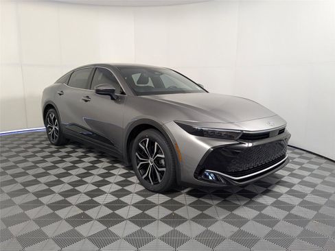 Used 2023 Toyota Crown Limited image 3