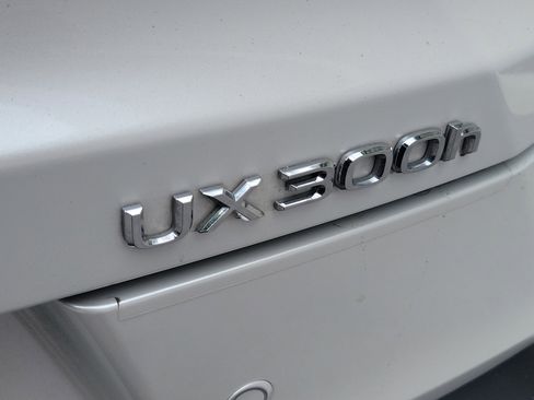 Used 2025 Lexus UX 300h FWD w/ Accessory Package (Z2) image 8