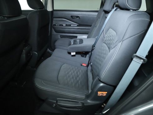 Used 2025 Nissan Pathfinder SV image 14