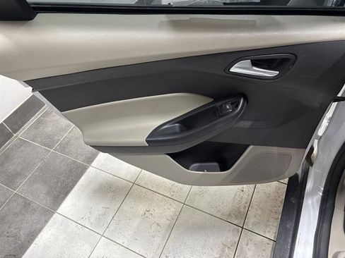 Used 2016 Ford Focus SE w/ SE Cold Weather Package image 17