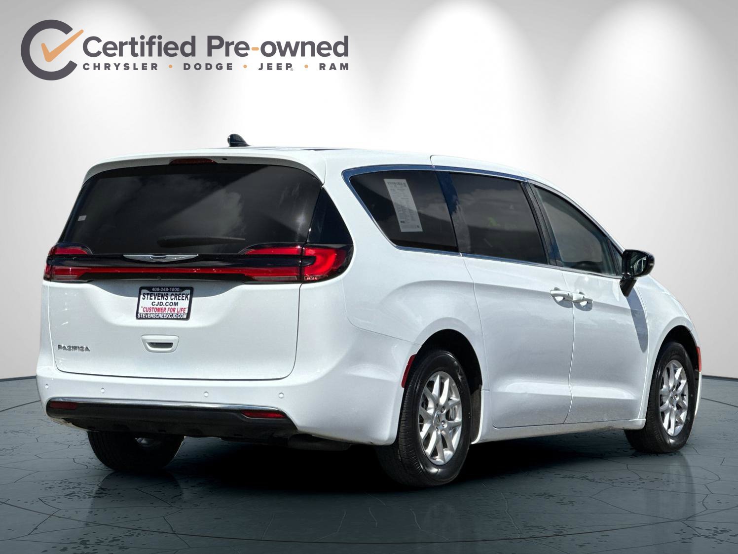 Used 2024 Chrysler Pacifica Touring-L FWD image 4