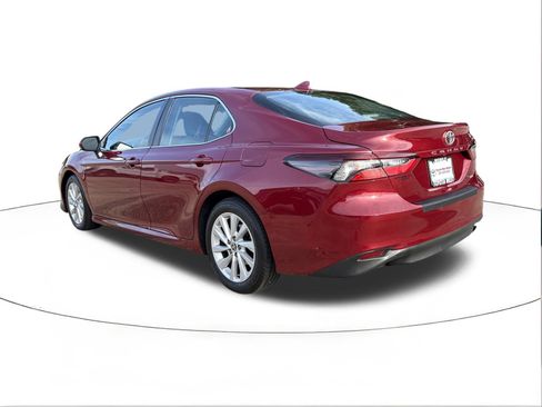 Used 2022 Toyota Camry LE FWD image 5