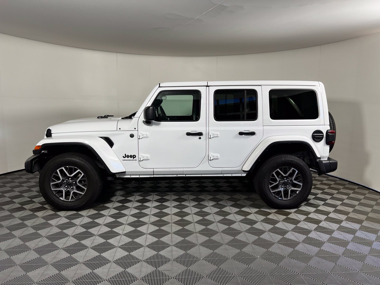 Used 2025 Jeep Wrangler Unlimited Sahara AWD/4WD image 8